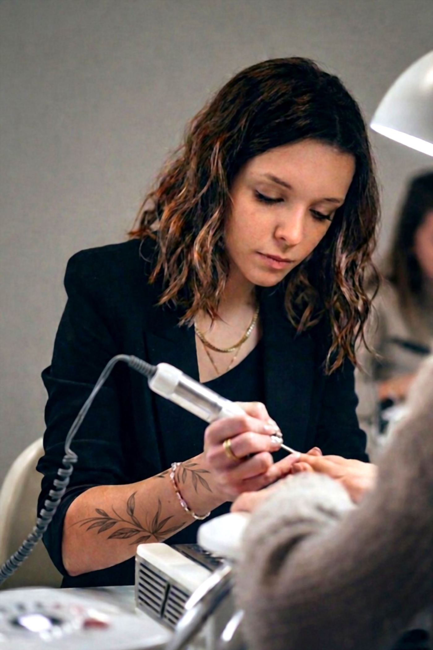 Théa, prothésiste ongulaire, en plein soin